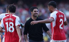 Arsenal vence United em final emocionante com dois golos no descontos