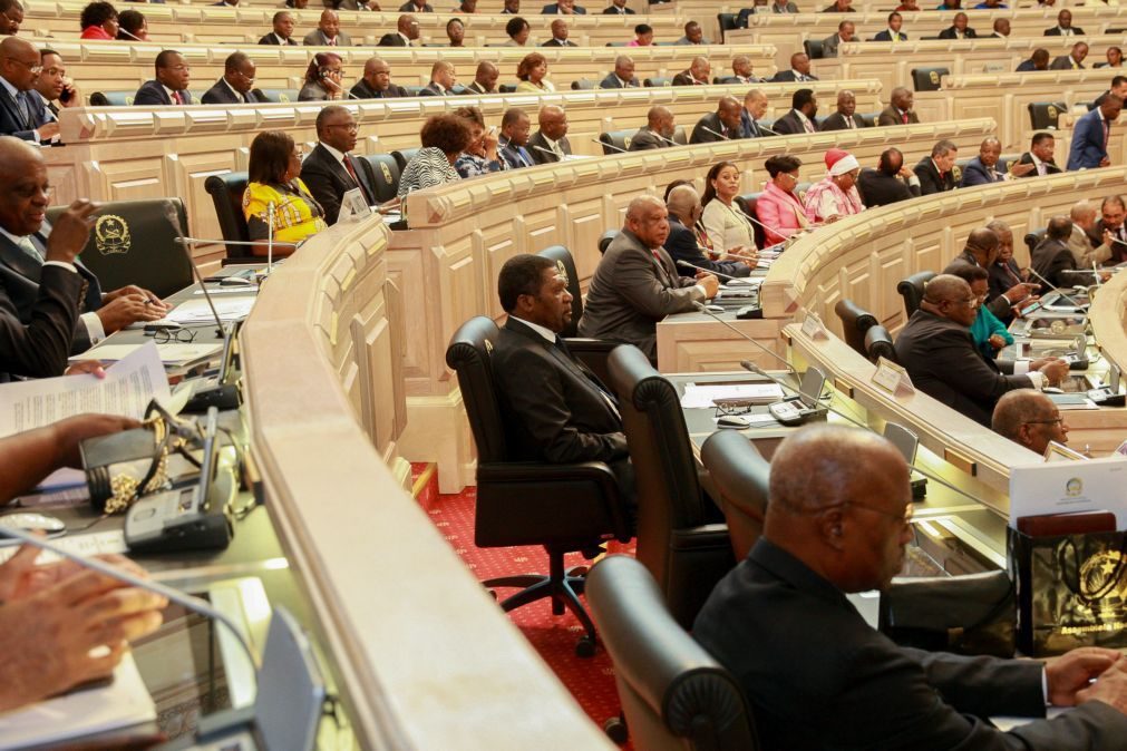 Ex-líder da bancada do MPLA deixa parlamento angolano