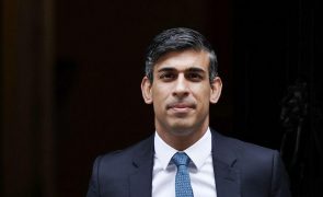 PM britânico rejeita assumir responsabilidade pela degradação das escolas