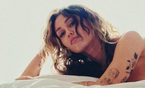 Miley Cyrus revela por que tirou foto em topless com apenas 15 anos