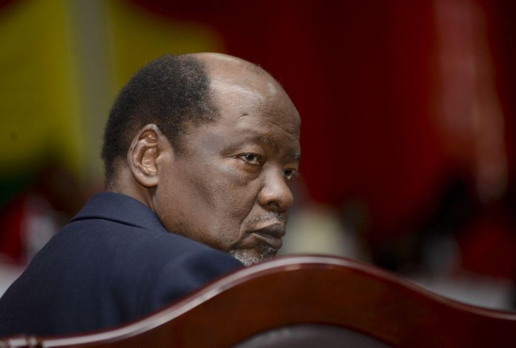 Chissano classifica golpes de Estado em África como retrocesso à paz e democracia