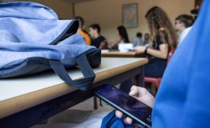 Ministro pediu parecer sobre uso de telemóvel nas escolas por ser 