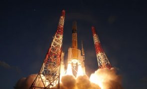 Japão lança foguete com primeira sonda para primeira alunagem do país
