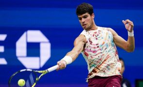 Número um mundial Carlos Alcaraz apura-se para as meias-finais do US Open