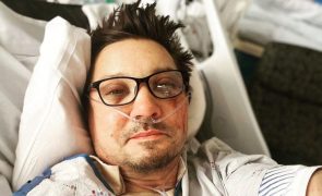 Jeremy Renner  - De regresso ao trabalho, depois de ter partido mais de 30 ossos para salvar o sobrinho