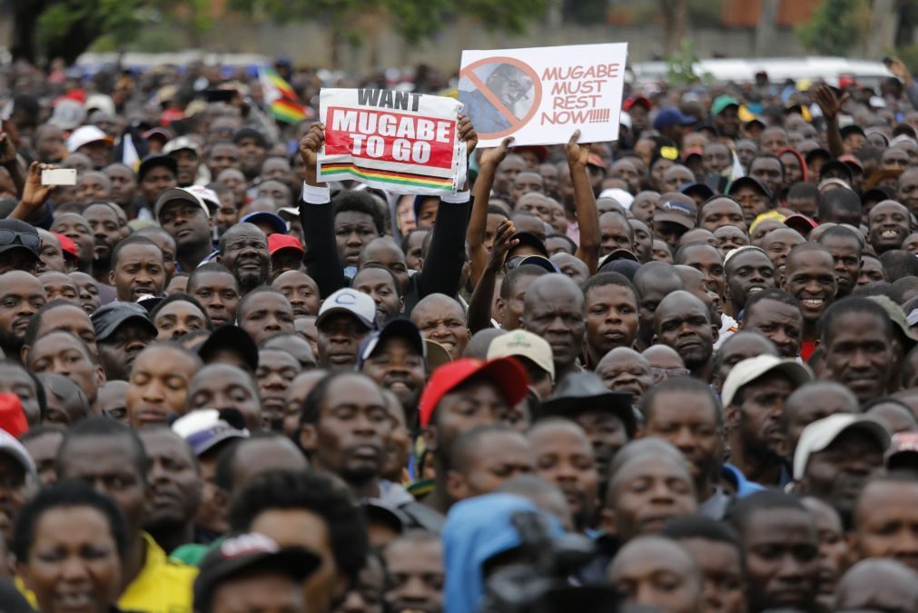Militares travam milhares que se dirigem para palácio presidencial no Zimbabué
