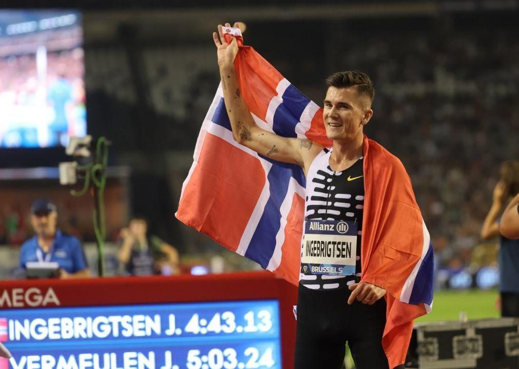 Jakob Ingebrigtsen bate recorde do mundo dos 2.000 metros