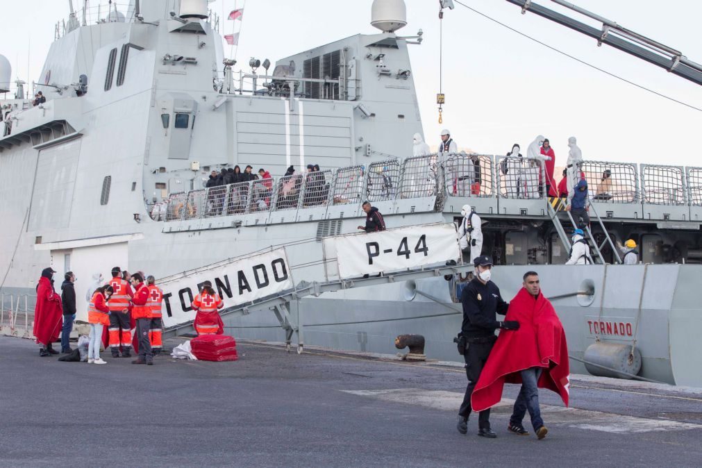 Espanha resgata 500 migrantes de 46 embarcações que atravessavam o Mediterrâneo
