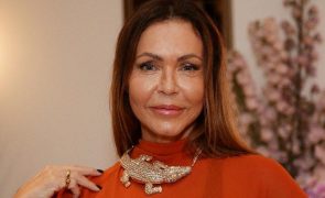 Elsa Raposo Mostra-se em fato de banho e recebe alerta de fã
