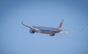 Nove feridos após incêndio no motor de avião da Air China em Singapura