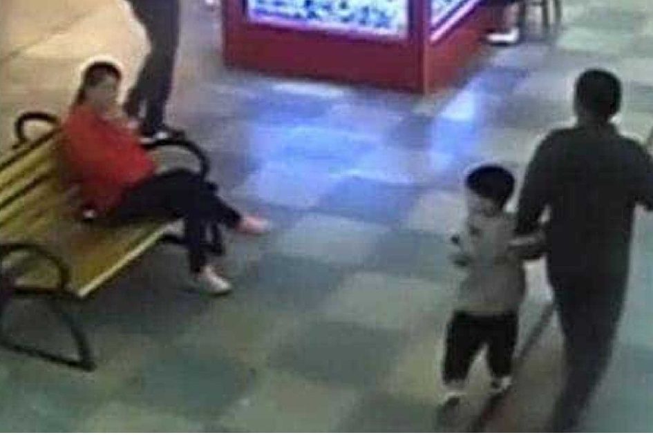 Pai encontra filho raptado há nove meses num centro comercial