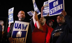 Cerca de 13 mil trabalhadores da produção automóvel entram em greve nos EUA