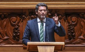 Chega entrega moção de censura e acusa PSD de 