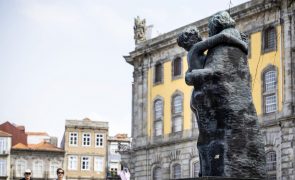 Presidente da Câmara do Porto vai retirar estátua de Camilo do Largo Amor de Perdição
