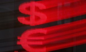 Euro sobe e aproxima-se da barreira dos 1,07 dólares