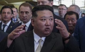 Líder norte-coreano recebido em Vladivostok por Ministro da Defesa russo