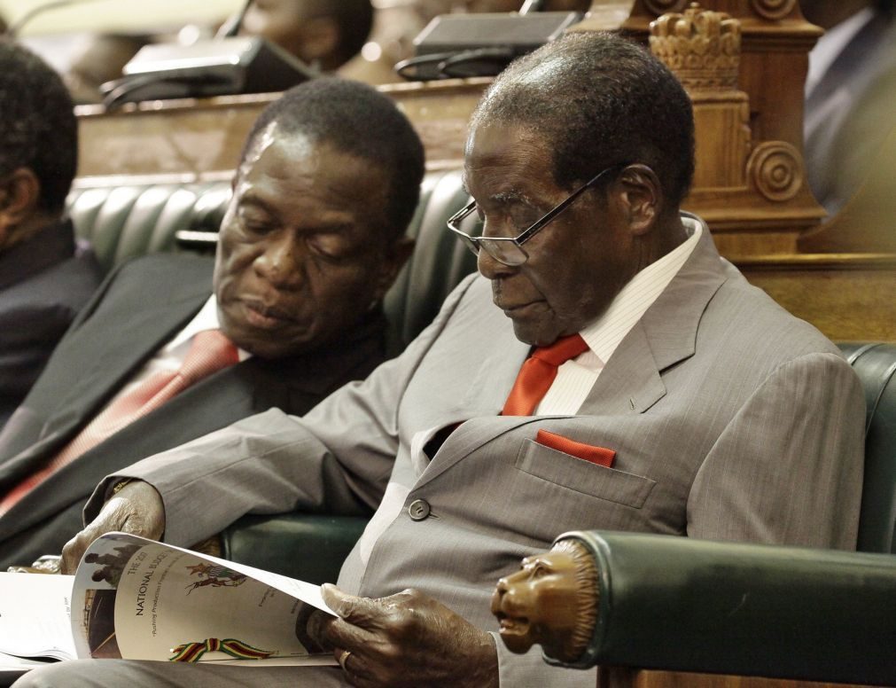 Robert Mugabe volta a reunir-se com membros do exército