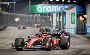 Carlos Sainz conquista 'pole' em Singapura em dia desastroso para a Red Bull
