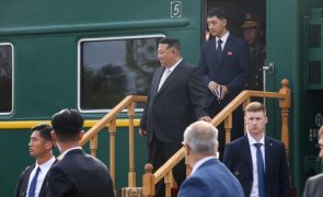 Líder norte-coreano inicia viagem de regresso em comboio blindado após visita à Rússia