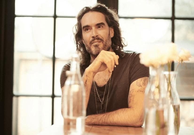 Russell Brand  - Desmente acusações de violação: “Há outros interesses em jogo?”