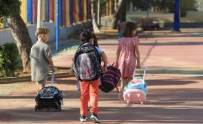 Alunos do 1.º ciclo estão a receber manuais 