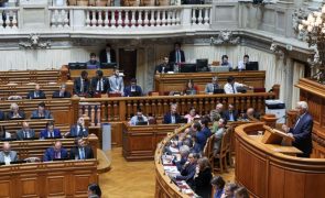 Chumbada moção de censura do Chega com abstenção do PSD e IL a favor