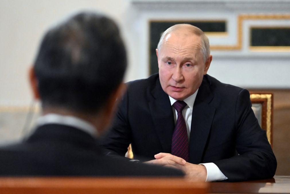 Putin anuncia mediação russa entre Azerbaijão e separatistas arménios de Nagorno Karabakh