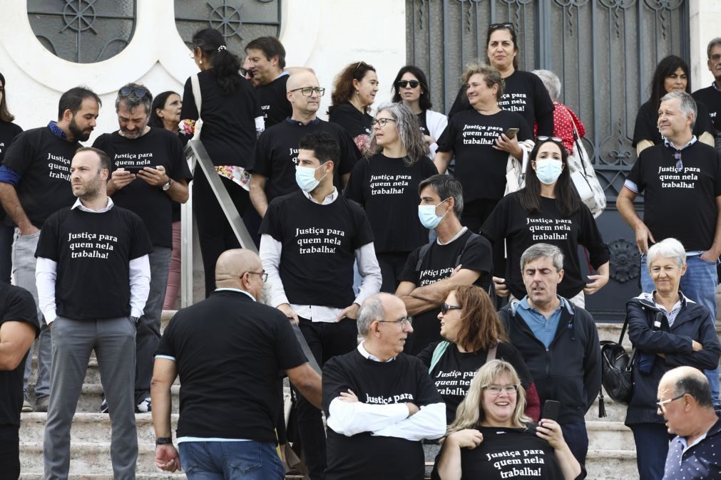 Funcionários judiciais em greve concentram-se à porta do Tribunal do Comércio de Leiria