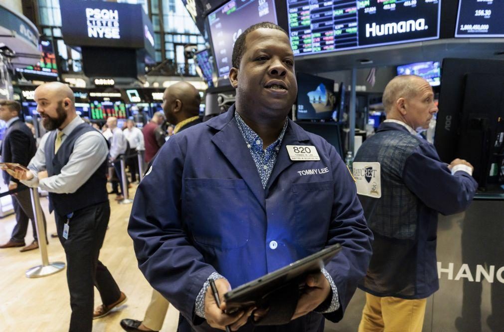 Wall Street encerra em baixa alarmada com postura ofensiva da Reserva Federal dos EUA
