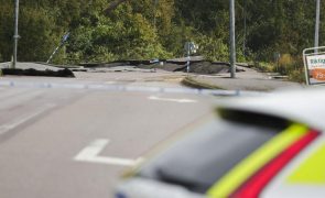 Deslizamento de terras na Suécia deixa enorme buraco em autoestrada e três pessoas feridas