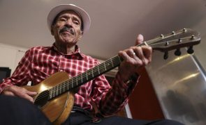 Guitarrista Armando Tito sente B.Léza consigo quando toca no mítico violão Bronze