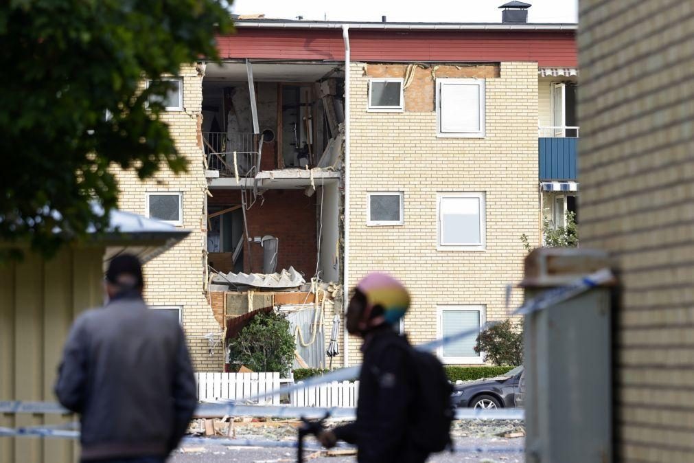 Aparente rixa de gangues provoca explosão em residências na Suécia