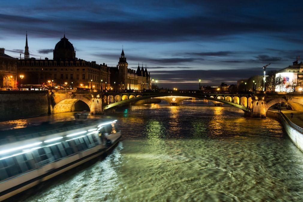 Paris2024: Vigilância do Rio Sena reforçada após problemas de poluição