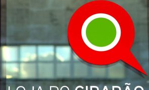 Dezenas de pessoas dormem no chão à espera de senha na Loja do Cidadão