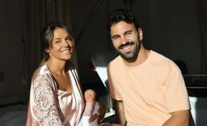 Elisabete Moutinho Que amor! Mostra novas fotos da filha recém-nascida