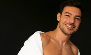 Tiago Aldeia fotografado apenas em cuecas arranca suspiros