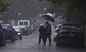 Nova Iorque em estado de emergência após fortes chuvas que inundaram estradas e transportes públicos