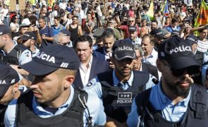 Deputados do Chega escoltados pela PSP após protestos de manifestantes pela habitação