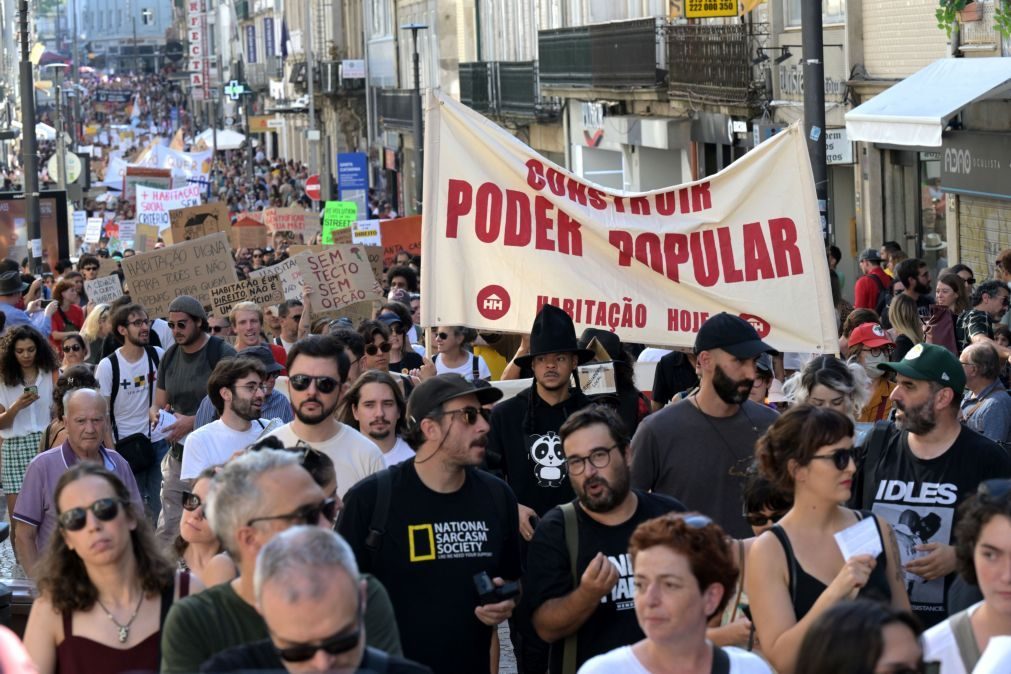Habitação: Pelo menos oito mil manifestantes preenchem rua de Santa Catarina no Porto