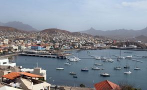 Campanha recolhe lixo que dá origem a artesanato nas praias de Cabo Verde
