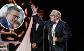 Filipe La Féria Encurrala Carlos Moedas em direto nos Globos de Ouro