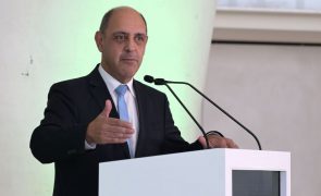 Manuel Pizarro garante que todas as vacinas estarão disponíveis dentro de oito a dez semanas
