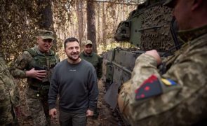 Ucrânia: Zelensky inspeciona tanques e EUA preparam novo pacote militar