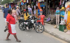 Moçambique/Eleições: Estrada que dá à Praia do Bilene também serve para pedidos a candidatos