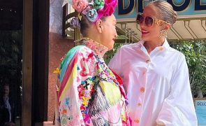Jennifer Lopez aposta em camisa ‘oversized’ em look milionário