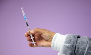 Cerca de 300 mil vacinas contra covid-19 e gripe administradas na primeira semana