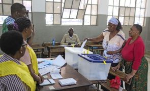 Moçambique/Eleições: Polícia apela aos eleitores para sairem das assembleias de voto após votação