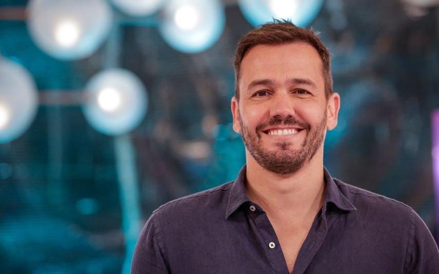 Pedro Teixeira Mostra-se sorridente e em tronco nu. 