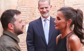 O visual sofisticado de Letízia que relembra os Anos 50