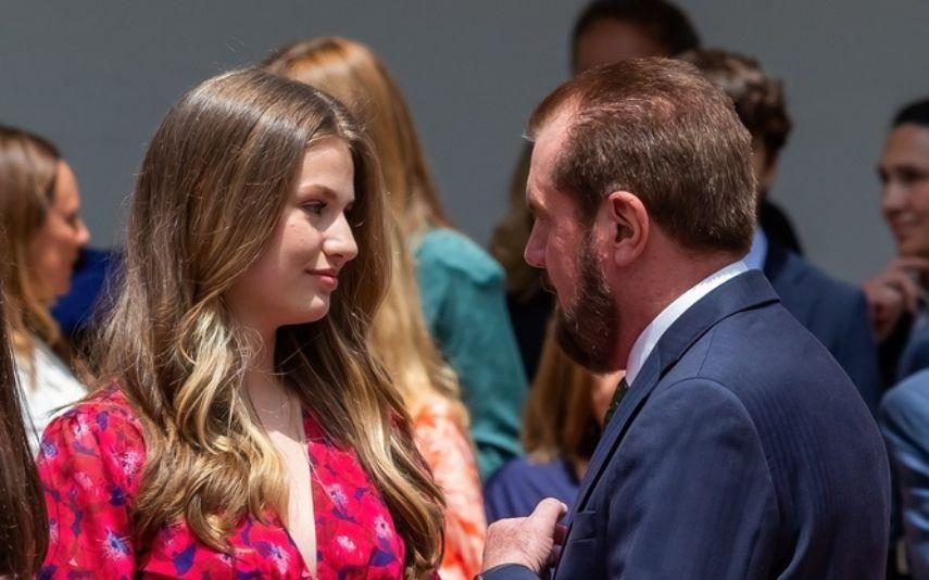 Princesa Leonor - Faz juramento de bandeira e recebe discurso emocionante do pai!